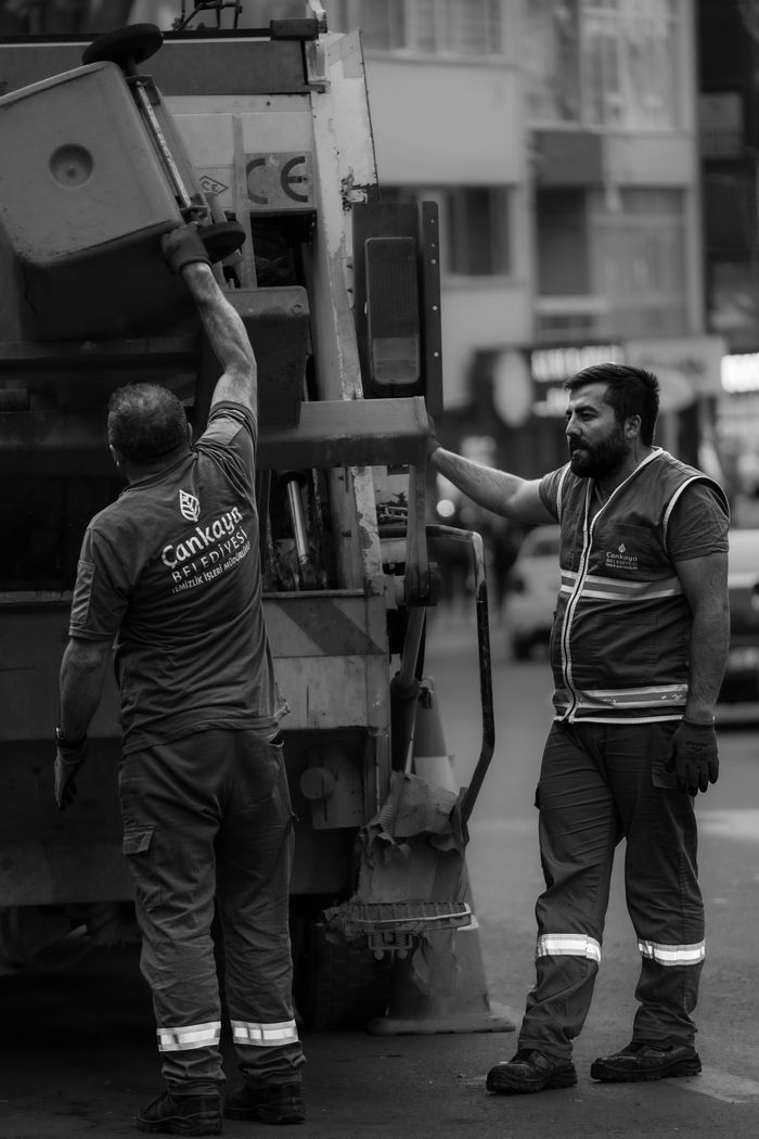 gallery-2 Sanitation workers in Ankara loading a garbage truck, showcasing teamwork and community service.